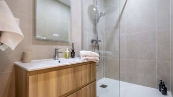 Douche, sĂšche-cheveux, serviettes fournies