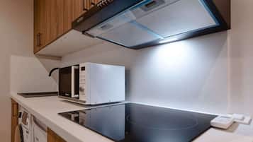 Microondas, parrilla de estufa, lavavajillas y cafetera y tetera