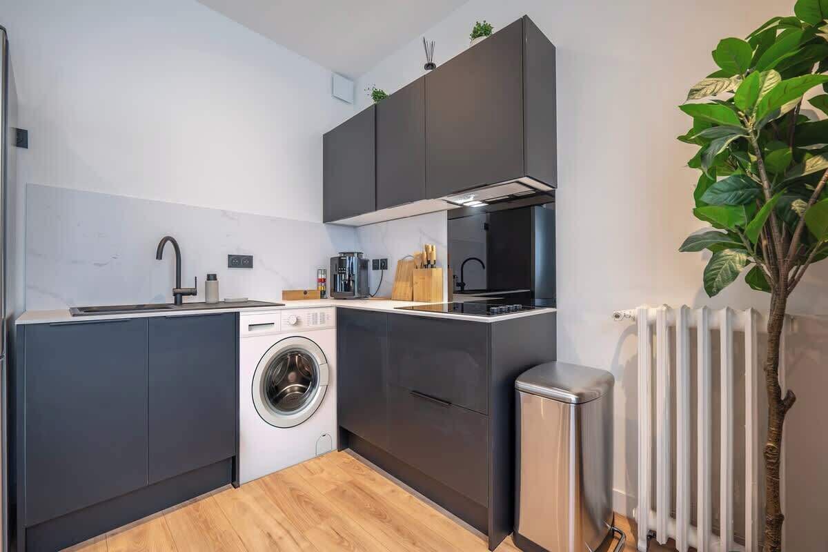 Réfrigérateur, four, lave-vaisselle, cafetière/bouilloire