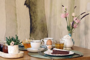 Bữa sáng buffet hàng ngày với phụ phí nhỏ 