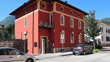 Um edifício vermelho com várias janelas e uma varanda.