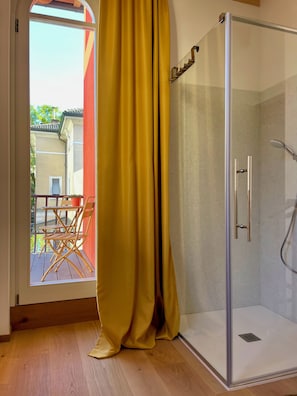Hair dryer, bidet, heated floors, towels