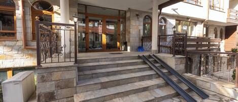 تفاصيل الفندق من الخارج