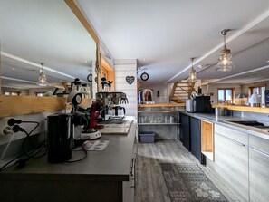 Kylskåp, mikrovågsugn, diskmaskin och ismaskin