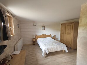 6 bedrooms, free WiFi, bed sheets