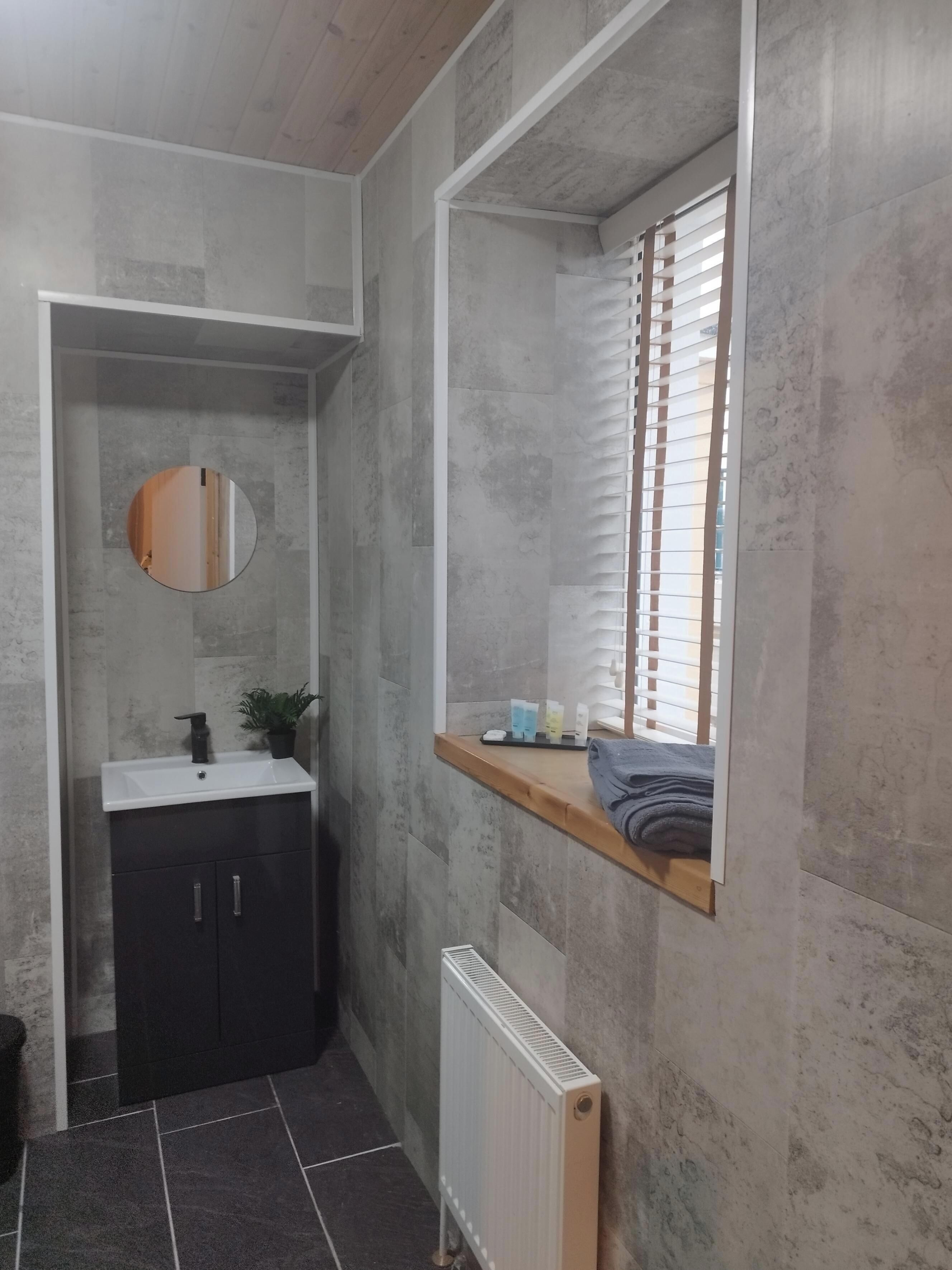 Dusche, Handtücher, Seife, Toilettenpapier