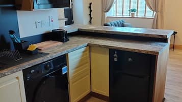 Frigorifero, microonde, forno, bollitore elettrico