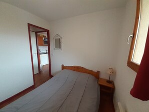 1 bedroom, bed sheets