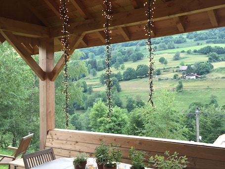 Outdoor dining. Comfortable mountain cottage with terrace and WIFI