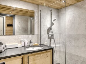 Bathroom - Renovated 2-bedroom Apartment - Balcony - Near Megève Center (Megève)