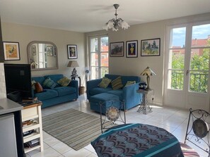 TV - Lovely F3 downtown with balcony and parking, near spa (Amélie-les-Bains-Palalda)