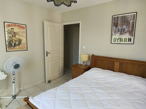 2 Schlafzimmer, Bügeleisen/Bügelbrett