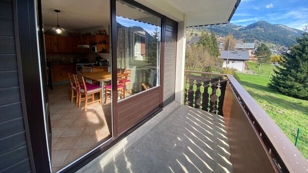 Un balcon donnant sur un paysage montagneux.