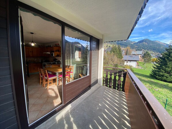 Outdoor dining - Apartment in village center with balcony and outdoor parking (La Chapelle-d'Abondance)