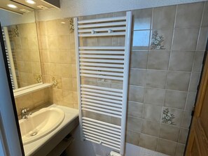 Hair dryer - Charming renovated duplex, south terrace, 2 bedrooms, near shops (Pralognan-la-Vanoise)