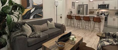 Älytelevisio, takka, pöytätennispöytä