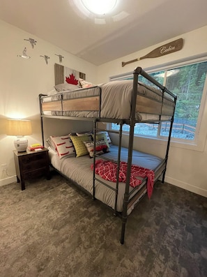 2 bedrooms, free WiFi, bed sheets - Welcome To Peaks West #26 (Sun Peaks)