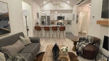 Smart-TV, Kamin, Tischtennisplatte