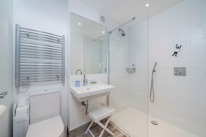 Shower, hair dryer, towels, soap - JOIVY Stylish flat between London Bridge (London)
