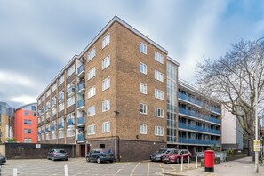 Front of property - JOIVY Stylish flat between London Bridge (London)