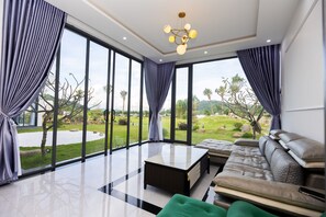 35-tommu flatskjársjónvarp með kapalrásum