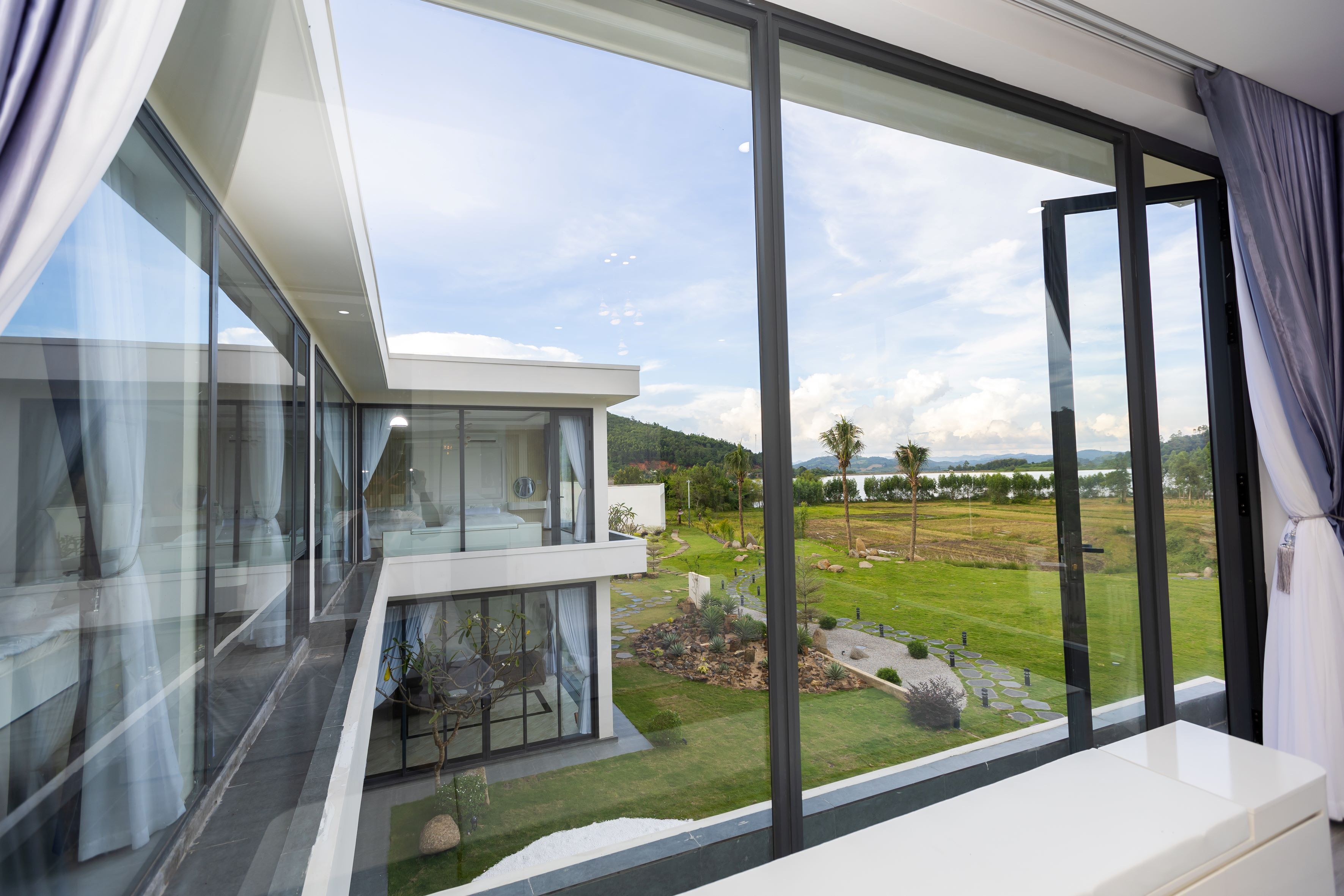 Familienzimmer, Badewanne | Ausblick vom Zimmer