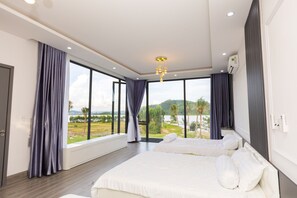 Habitación familiar, tina | Minibar, escritorio, wifi gratis y ropa de cama 