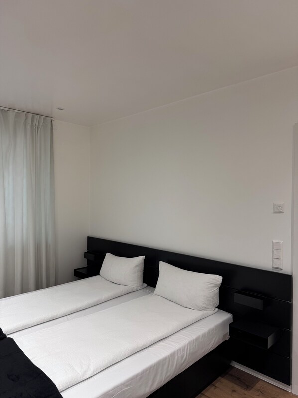 1 habitación, tabla de planchar con plancha y ropa de cama 