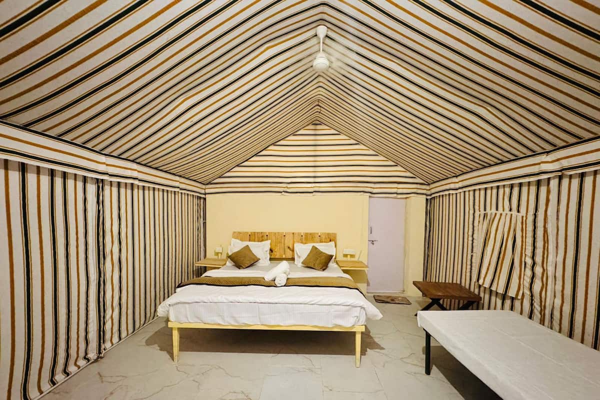Habitació doble clàssica, vistes al desert | Escriptori i espai de treball apte per a portàtils
