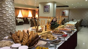 Um buffet com diversos alimentos e pratos.
