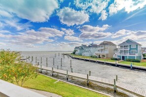 Property grounds - PC812 - Water-Front Condo in Pirates Cove with Community Pool and More! (Manteo)