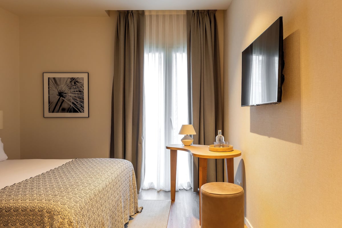 Deluxe tweepersoonskamer, 1 slaapkamer, uitzicht op stad | Geluiddichte muren, een strijkplank/strijkijzer, gratis wifi