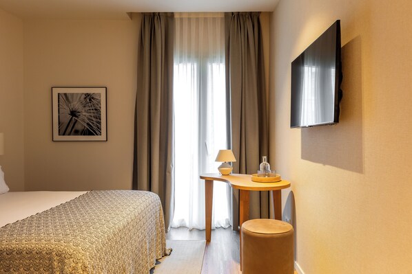 ห้องดีลักซ์ดับเบิล, 1 ห้องนอน, วิวเมือง | ห้ องเก็บเสียง, เตารีด/โต๊ะรีดผ้า, Wi-Fi ฟรี