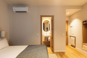 Premium Room, 1 Bedroom, City View | Soundproofing, iron/ironing board, free WiFi - Colectia Stays Gran Vía (Madrid)