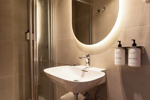 Doppia Superior, 1 camera da letto, vista città | Bagno | Doccia, asciugacapelli, asciugamani, sapone