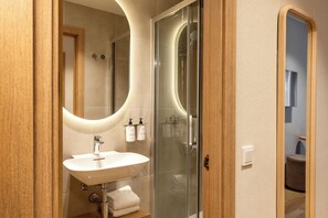 ห้องดีลักซ์ดับเบิล, 1 ห้องนอน, วิวเมือง | ห้องน้ำ | ฝักบัว, ไดร์เป่าผม, ผ้าเช็ดตัว, สบู่