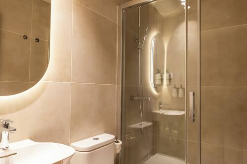 Quarto casal standard, 1 quarto | Banheiro | Chuveiro, secador de cabelo, toalhas de banho, sabonete