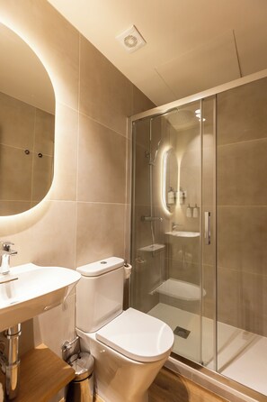 Standard Double Room, 1 Bedroom | Bathroom | Shower, hair dryer, towels, soap - Colectia Stays Gran Vía (Madrid)