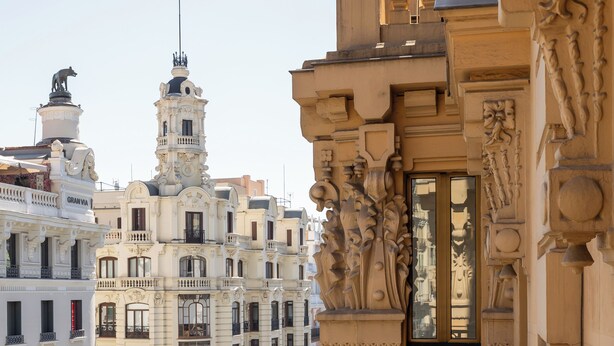 A multi-story building with ornate architectural details, including statues and decorative carvings. - Colectia Stays Gran Vía (Madrid)
