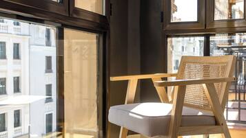 Premium Room, 1 Bedroom, City View | Living area | 55-inch LED TV with cable channels