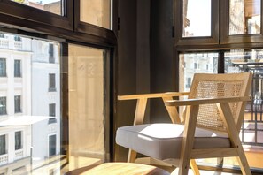 Premium Room, 1 Bedroom, City View | Living area