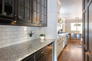 Fridge, microwave, oven, stovetop - Silver Stallion (Atlanta)