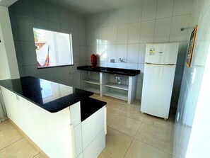 Refrigerador, parrilla de estufa, utensilios de cocina y comedor 
