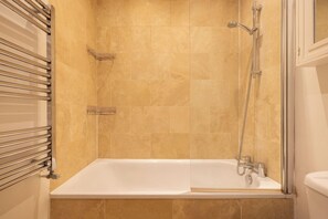 Apartment | Bathroom | Free toiletries, hair dryer, towels, soap - The Queenstown Villa (London)