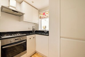Apartamento | Cocina privada | Frigorífico, microondas, horno y placa de cocina