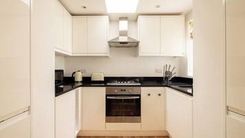 Departamento | Cocina privada | Refrigerador, microondas, horno y parrilla de estufa