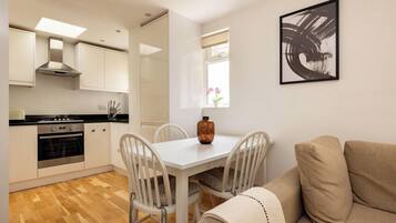 Departamento | Área de sala de estar | Televisión de 37 pulgadas con canales vía satélite y Netflix