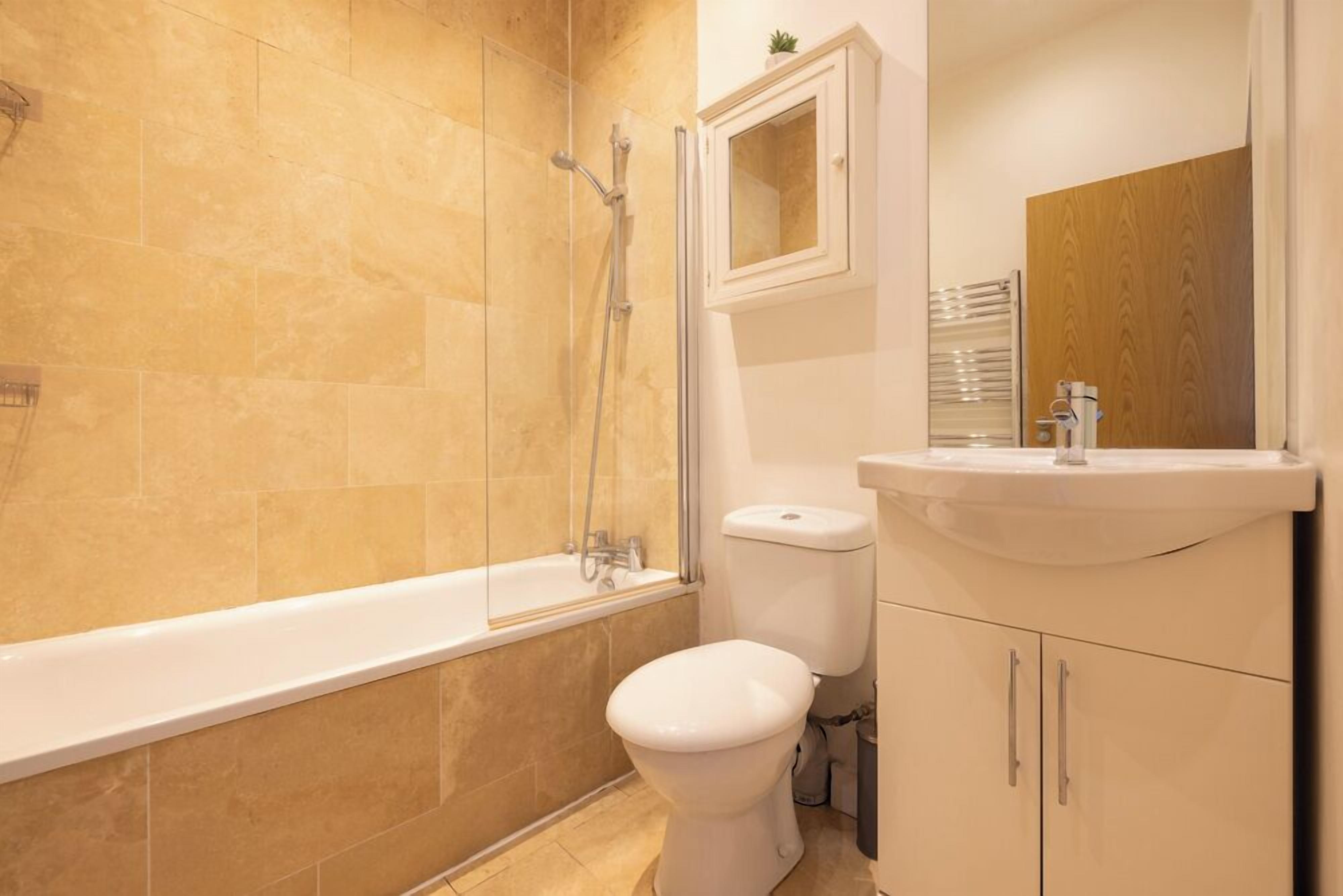 Apartment | Bathroom | Free toiletries, hair dryer, towels, soap