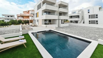 Außenpool (je nach Saison geöffnet), Liegestühle