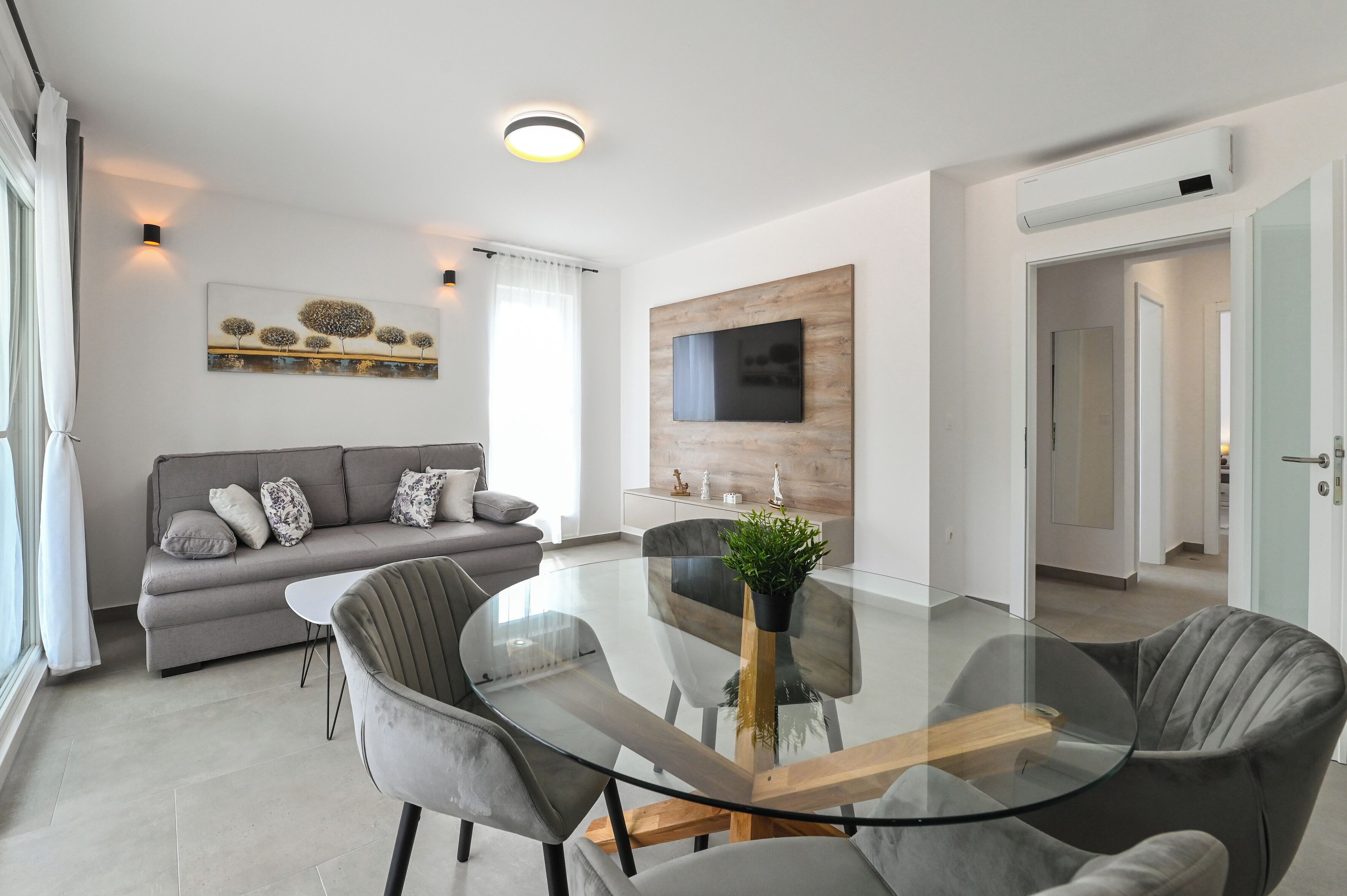 Apartment, 2 Schlafzimmer | Wohnbereich | 45-Zoll-Flachbildfernseher mit Satellitenempfang